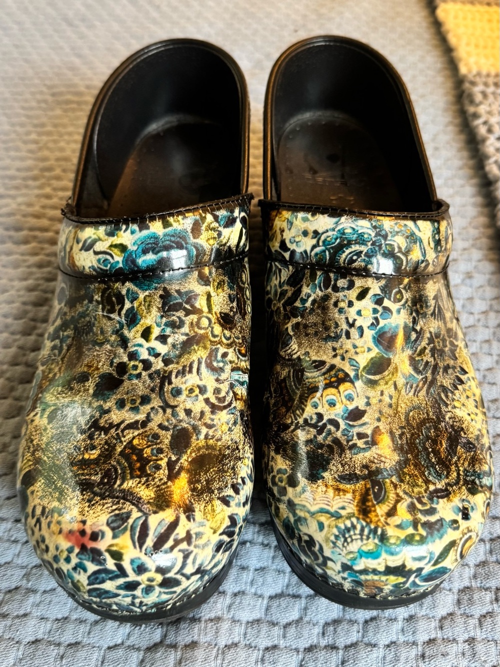 📌Dansko Multicolor Floral Patent Clogs